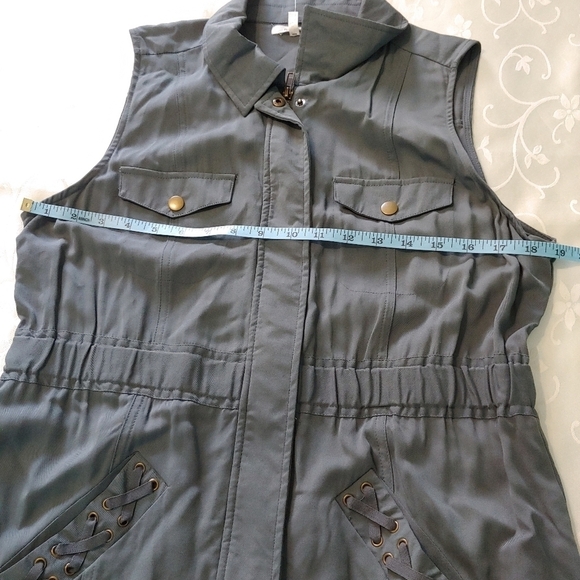 Maurices Lace Up Pocket Vest Size Medium - Picture 8 of 11